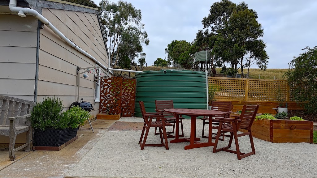 The Red Door Country Cottage | 45 Clyde Hill Rd, Bannockburn VIC 3331, Australia | Phone: 0406 091 970