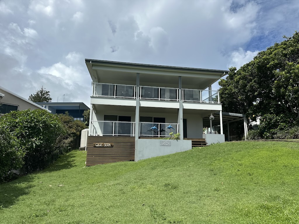 Que Sera Beach house | 25 Mooloomba Rd, Point Lookout QLD 4183, Australia | Phone: (07) 3415 3949