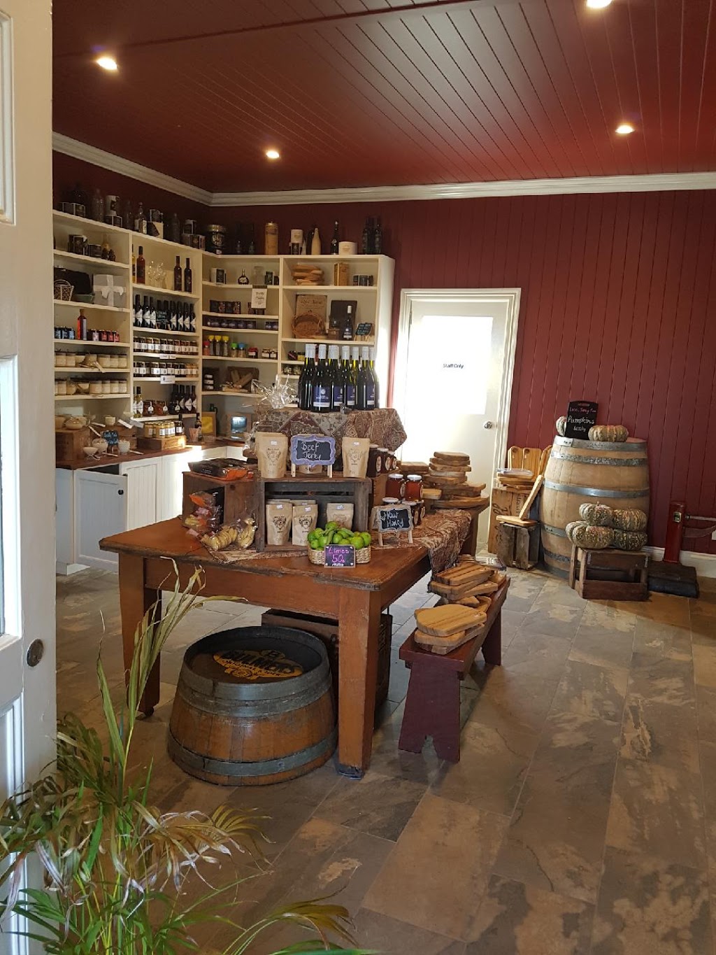 Dusty Hill Wines | 80 Waterview Dr, Moffatdale QLD 4605, Australia | Phone: (07) 4168 4700