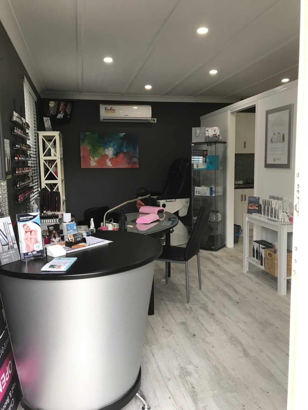 Chiks Salon - Nails & Beauty | 35 Fifth St, Cardiff South NSW 2285, Australia | Phone: 0402 012 396