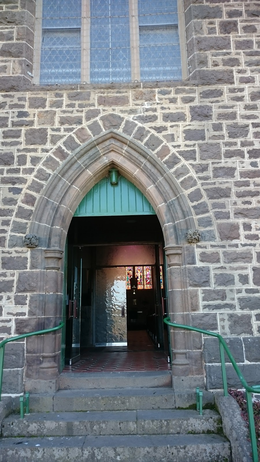 Saint Patricks Catholic Church | church | 37 Sutherland St, Kilmore VIC 3764, Australia | 0357821084 OR +61 3 5782 1084