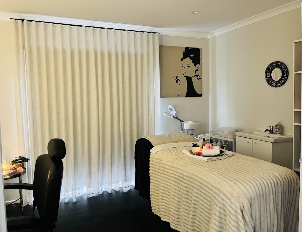 Glow Beauty Lounge Studio | 13 Palmetto Ave, Clyde North VIC 3978, Australia | Phone: 0490 519 216