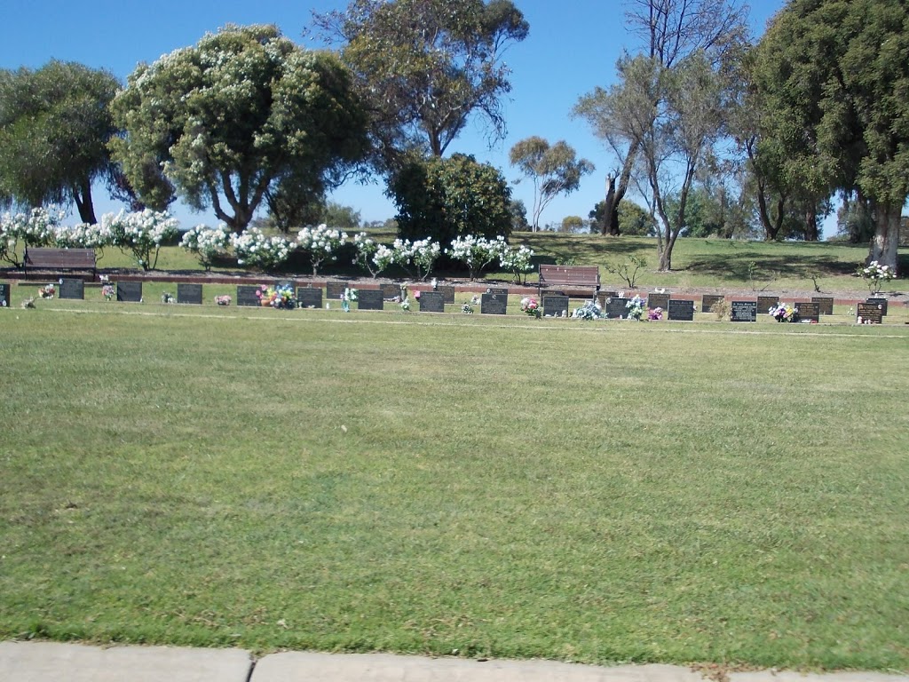 Deniliquin Lawn Cemetery | cemetery | Cemetery Rd, Deniliquin NSW 2710, Australia