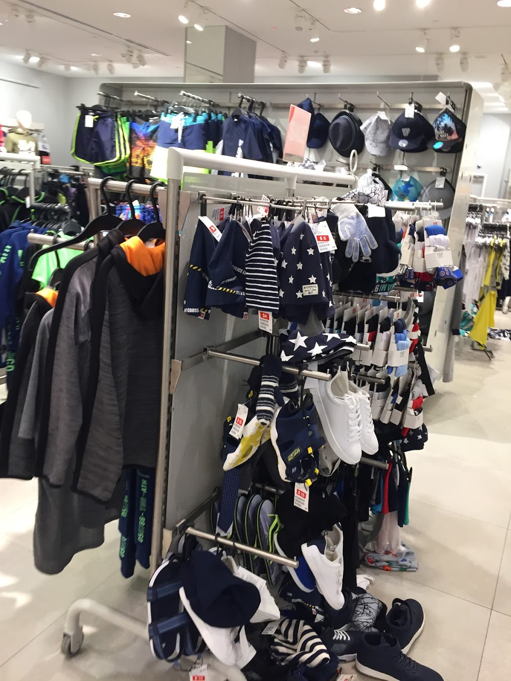 H&M | clothing store | Logan Rd, Mount Gravatt QLD 4122, Australia | 1800828002 OR +61 1800 828 002