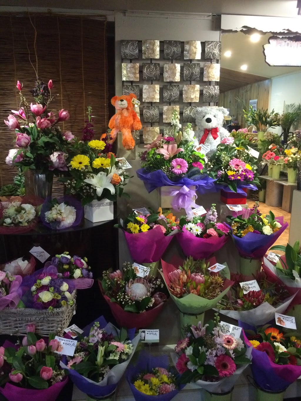 Country Charm Yass Florist & Gifts | florist | 123 Comur St, Yass NSW 2582, Australia | 0262261525 OR +61 2 6226 1525