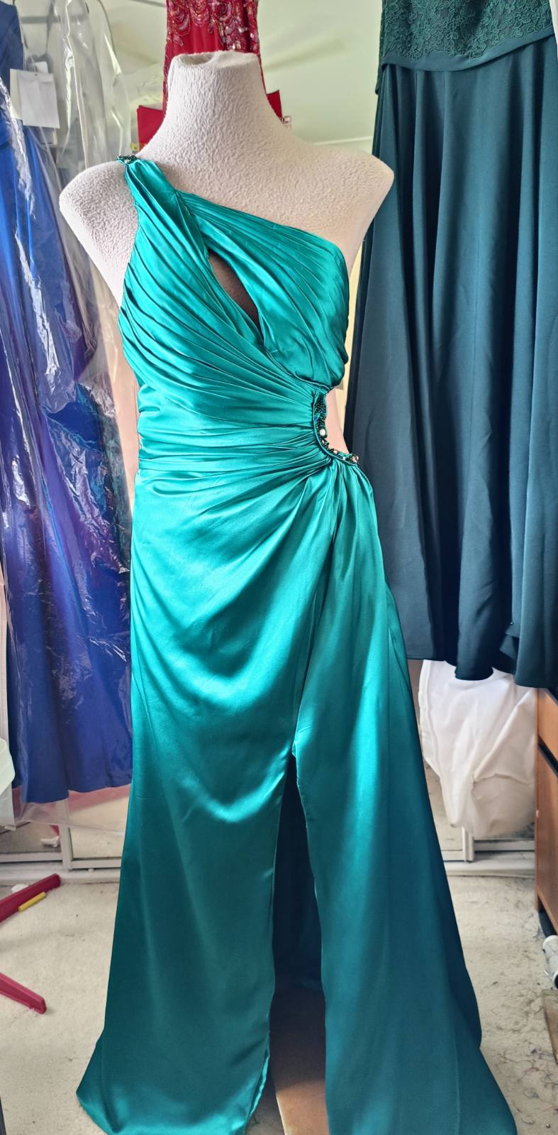 Lalas Sewing and Alterations | 9A Thomas Pl, Bligh Park NSW 2756, Australia | Phone: 0451 757 355