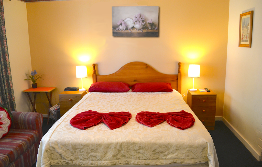 Palms Bed & Breakfast | lodging | 24 Dorchester Ave, Warwick WA 6024, Australia | 0892469499 OR +61 8 9246 9499