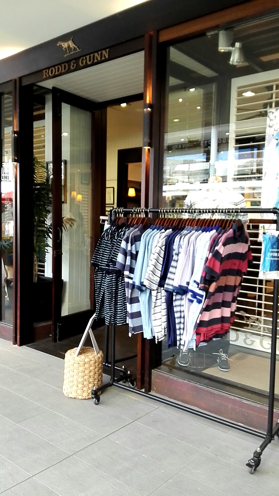 Rodd & Gunn (Marina Mirage) | clothing store | Marina Mirage, 74 Seaworld Dr, Main Beach QLD 4217, Australia | 0755321800 OR +61 7 5532 1800