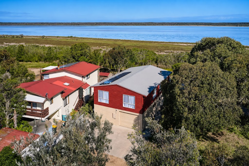 Carlenes Getaway | Lake Views, Beach & Games Hub | 18 Sanctuary Rd, Loch Sport VIC 3851, Australia | Phone: 0402 148 176