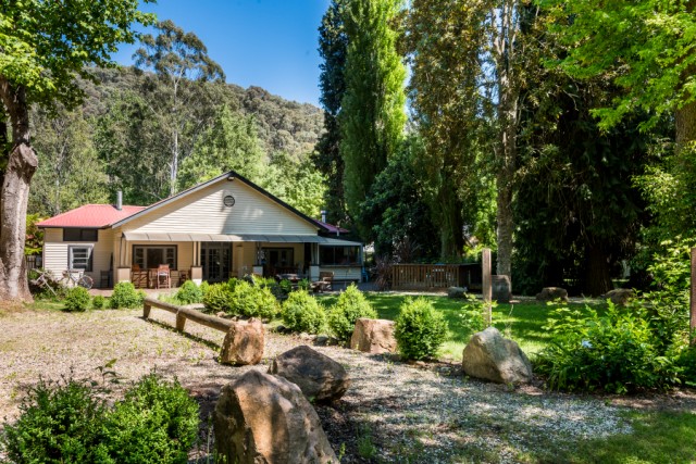 Avalon House Guest House, Self Contained Courtyard Apartments | 196 Great Alpine Rd, Harrietville VIC 3741, Australia | Phone: 0407 833 465