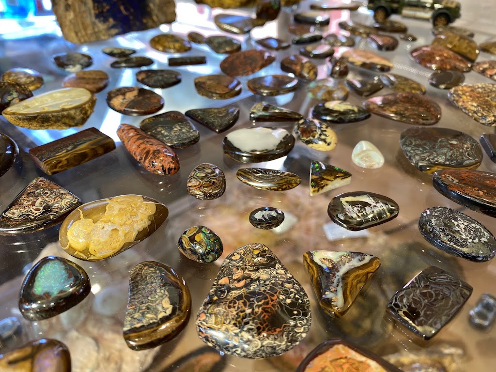 The Opal Bus Stop (Opal Miners & Cutters) | 7 Blue Bonnet Blvd, Yowah QLD 4490, Australia | Phone: 0428 465 541
