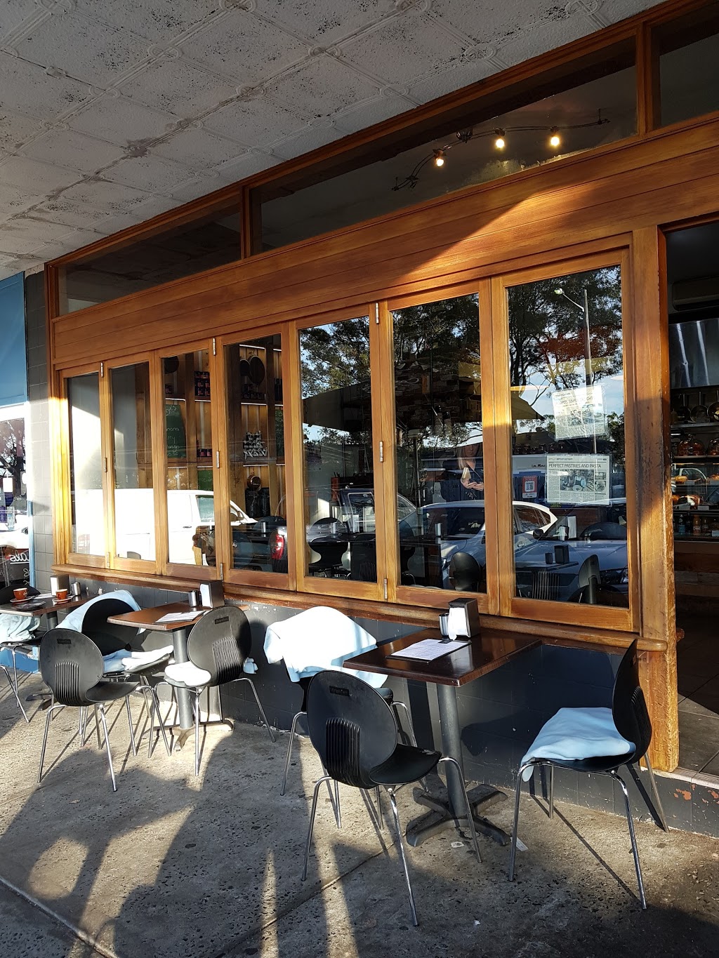 La Crema Lounge | cafe | 12/141 Allambie Rd, Allambie Heights NSW 2100, Australia | 0294511299 OR +61 2 9451 1299