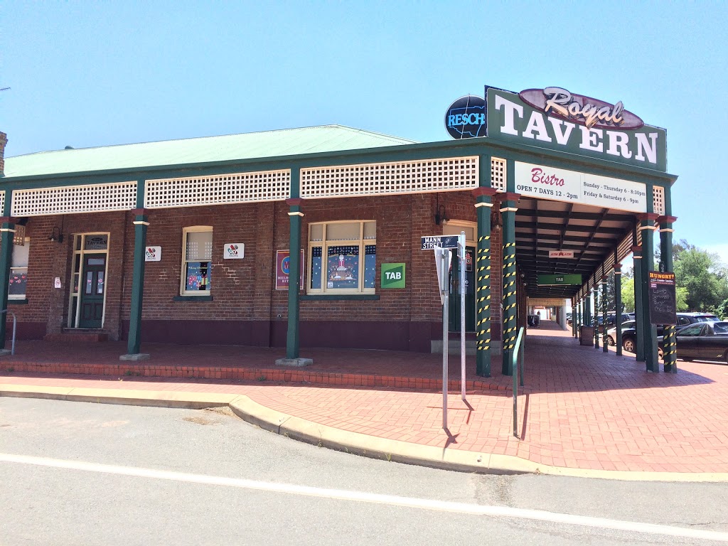 Royal Tavern Hotel Coolamon | store | 90 Cowabbie St, Coolamon NSW 2701, Australia | 0269273015 OR +61 2 6927 3015
