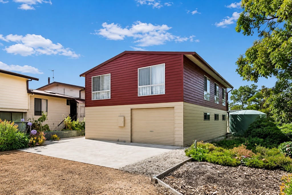 Carlenes Getaway | Lake Views, Beach & Games Hub | 18 Sanctuary Rd, Loch Sport VIC 3851, Australia | Phone: 0402 148 176