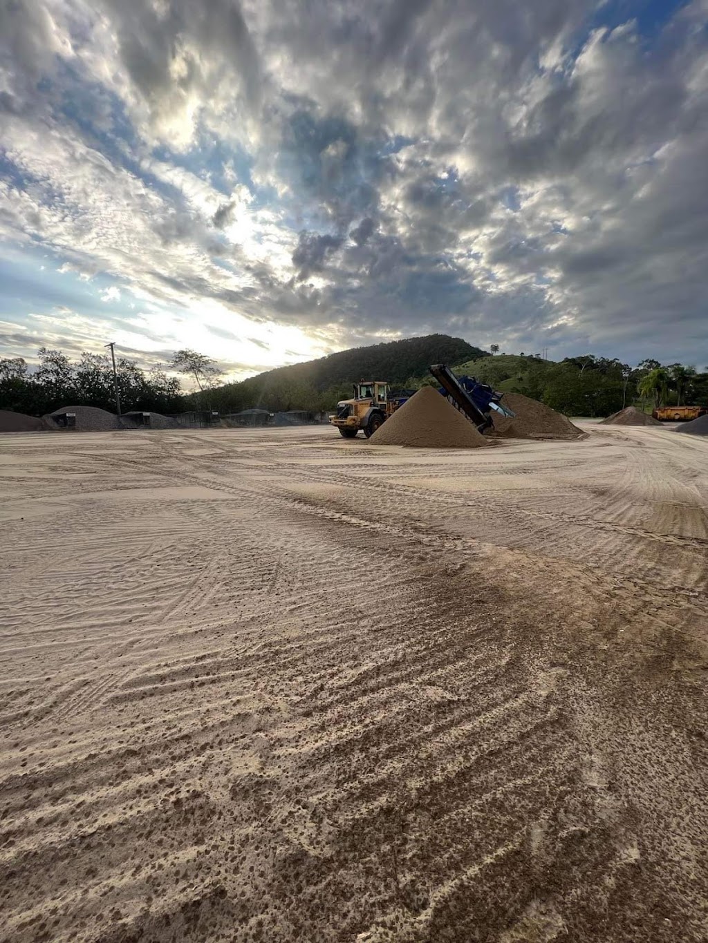 Harris Haulin Pty Ltd | 159 Marlborough Sarina Rd, Sarina QLD 4737, Australia | Phone: (07) 4956 1279