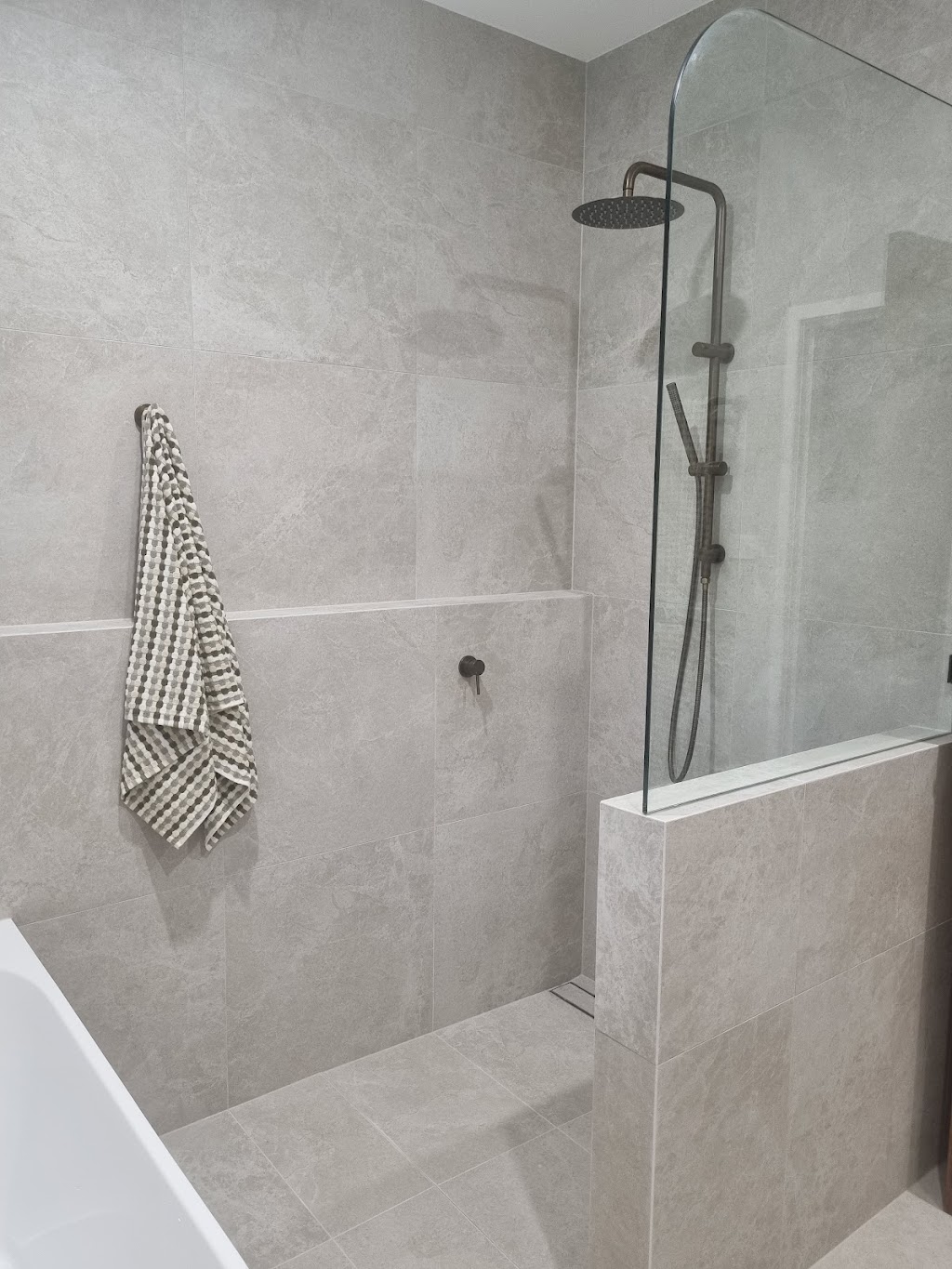 kr coastwide tiling and bathroom renovations | Sunrise Ave, Budgewoi NSW 2262, Australia | Phone: 0408 551 486