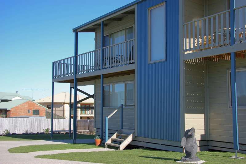 Blue Max Retreat Holiday Home Apollo Bay | 3 Seaview Dr, Apollo Bay VIC 3233, Australia | Phone: (03) 5237 2600