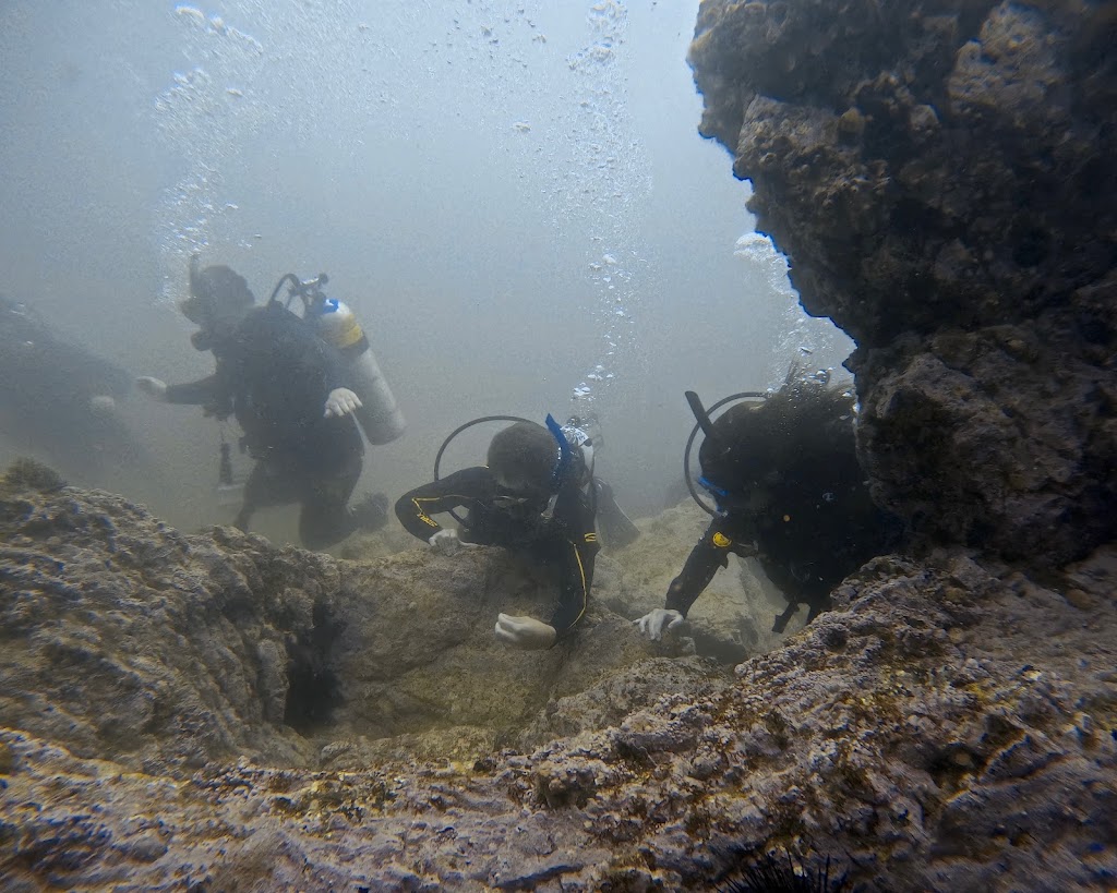Beneath The Bay | Hanging Rock Boat Ramp, Batemans Bay NSW 2536, Australia | Phone: 0405 838 957