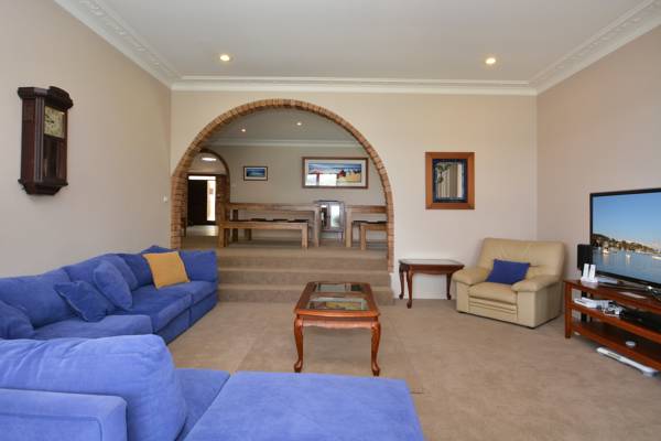 The House on the Lake | lodging | 64 Sealand Rd, Fishing Point NSW 2283, Australia | 0288402852 OR +61 2 8840 2852