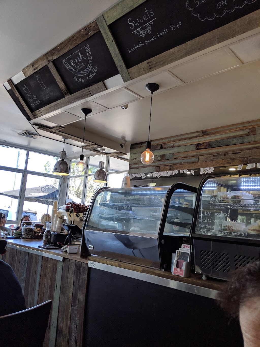 Little White Bull Espresso | cafe | 472 The Esplanade, Warners Bay NSW 2282, Australia | 0249480234 OR +61 2 4948 0234