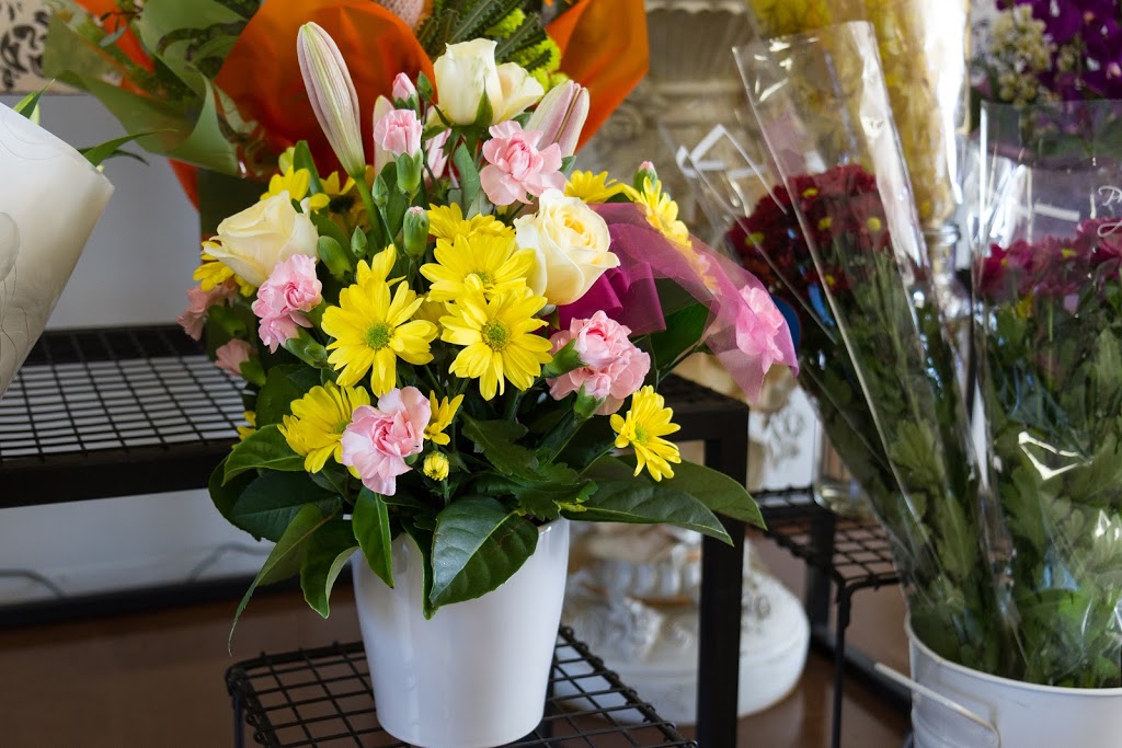 Francis Florist | florist | Cnr &, Curlewis St &, Pye St, Swan Hill VIC 3585, Australia | 0350322637 OR +61 3 5032 2637