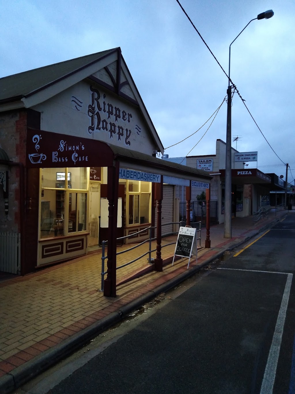 Simons Bass Cafe | 55 Railway Terrace, Tailem Bend SA 5260, Australia | Phone: (08) 7515 5609