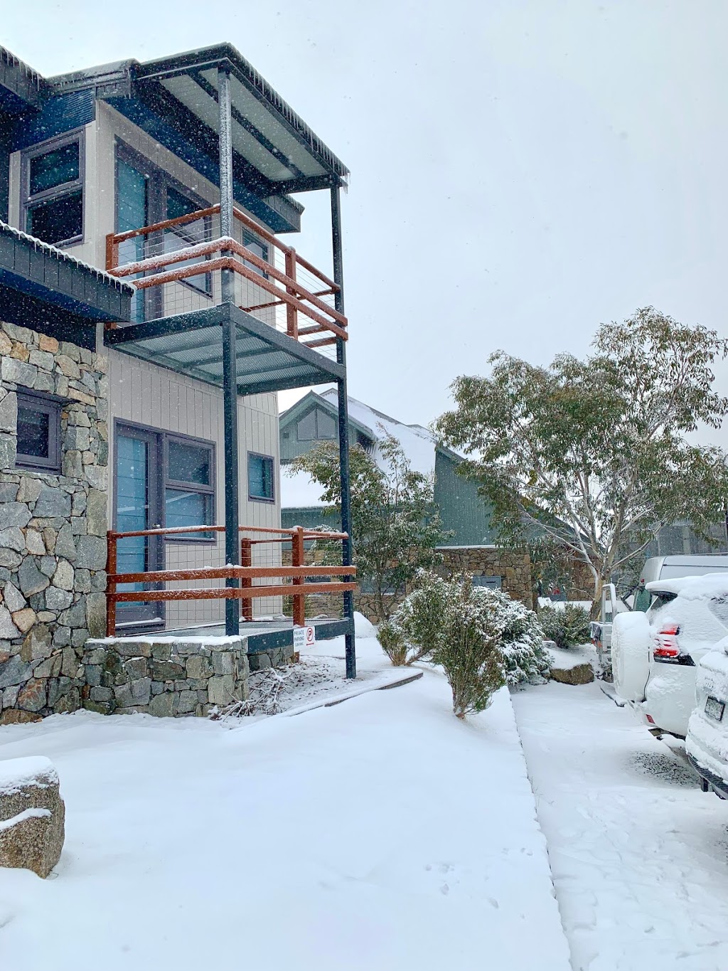 Gunyang Ski Lodge | 4 Chimneys Way, Kosciuszko National Park NSW 2625, Australia | Phone: 0418 502 599