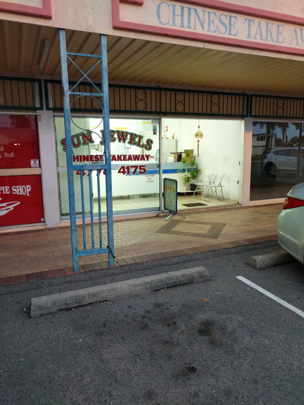 Sun Jewels Chinese Takeaway | meal takeaway | 37 Edison St, Wulguru QLD 4811, Australia | 0747784175 OR +61 7 4778 4175