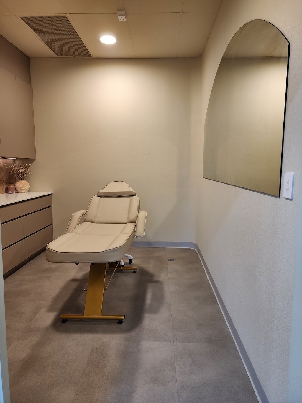 Front Row Beauty Bar | 7/25 Pitcairn Way, Pacific Pines QLD 4211, Australia | Phone: 0420 623 320