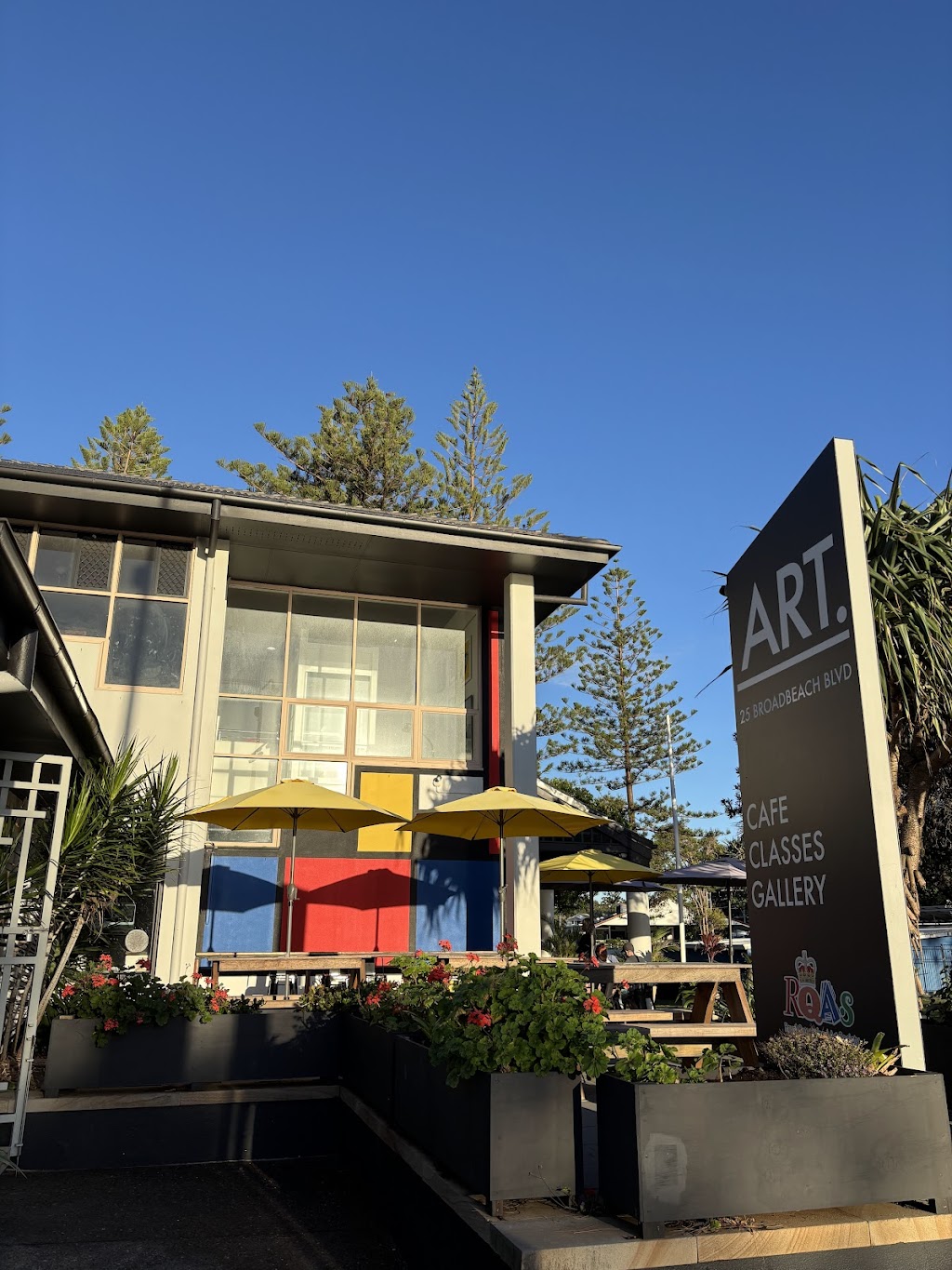 Art Cafe Broadbeach | 25 Broadbeach Blvd, Broadbeach QLD 4218, Australia | Phone: (07) 5562 9300