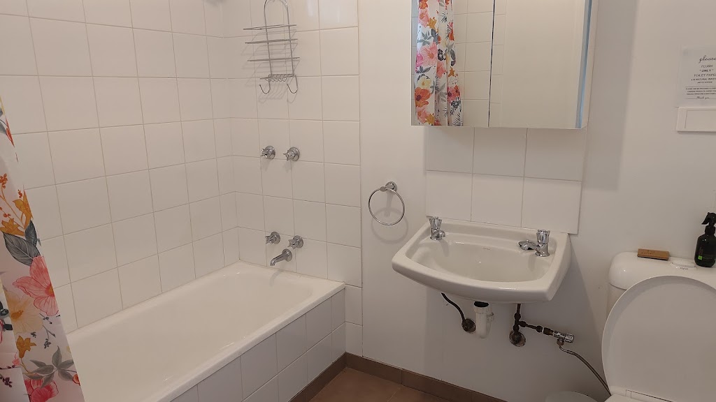 The Red Door Country Cottage | 45 Clyde Hill Rd, Bannockburn VIC 3331, Australia | Phone: 0406 091 970