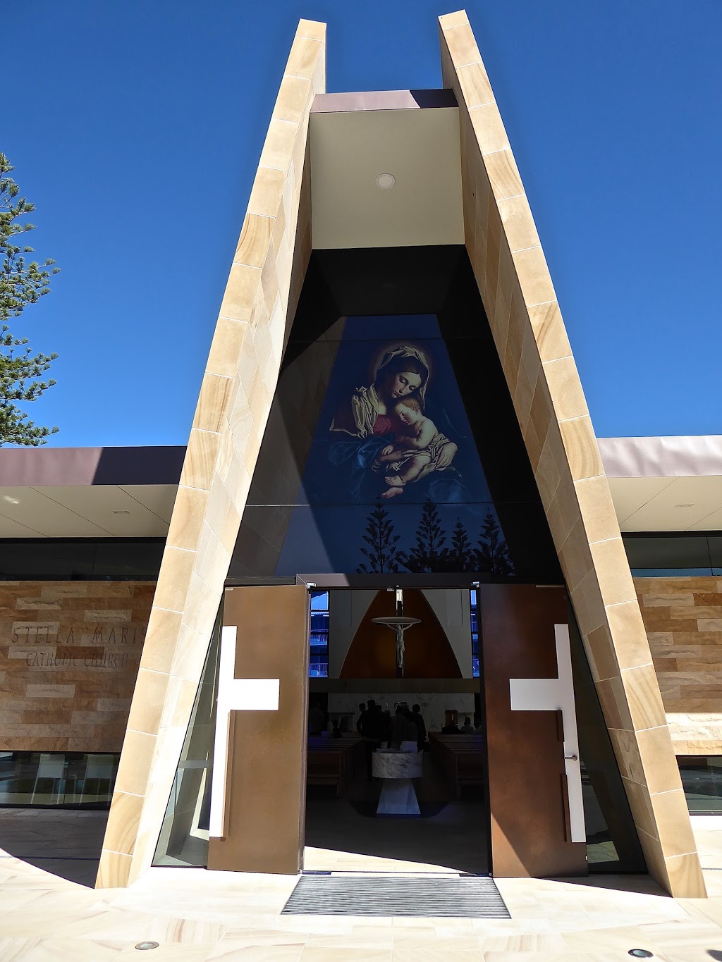 Stella Maris Catholic Church | church | 268 Hedges Ave, Mermaid Beach QLD 4218, Australia | 0755725433 OR +61 7 5572 5433