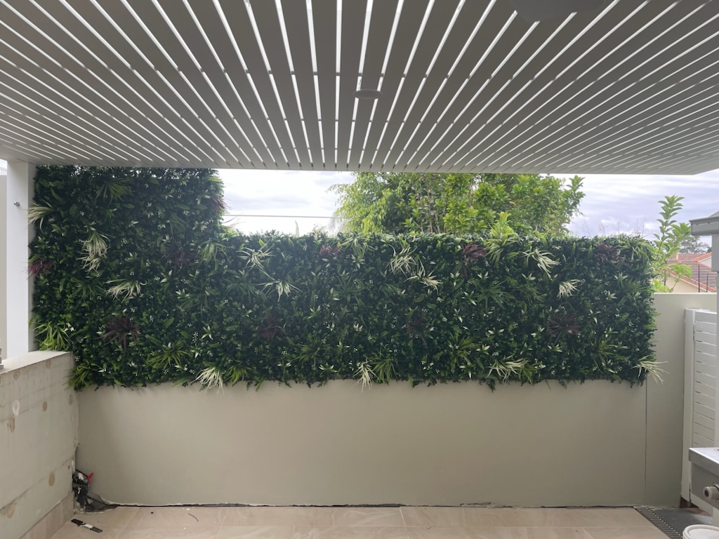 Lush Green Walls | Unit 9/1440 New Cleveland Rd, Chandler QLD 4155, Australia | Phone: (07) 3390 2551