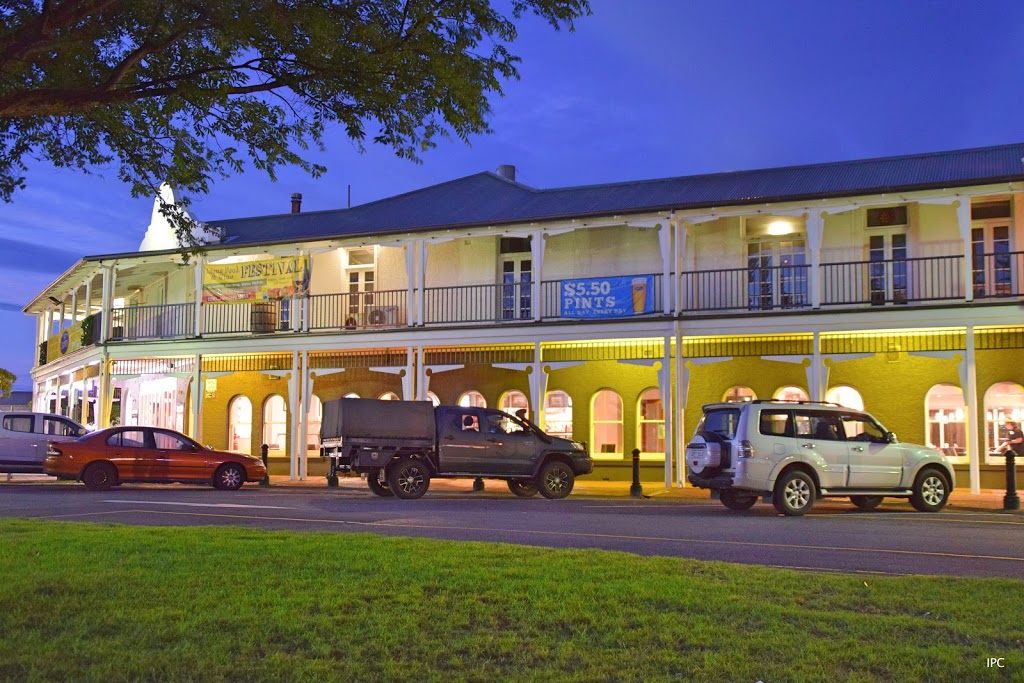 Crown hotel | lodging | 2 Ocean St, Victor Harbor SA 5211, Australia