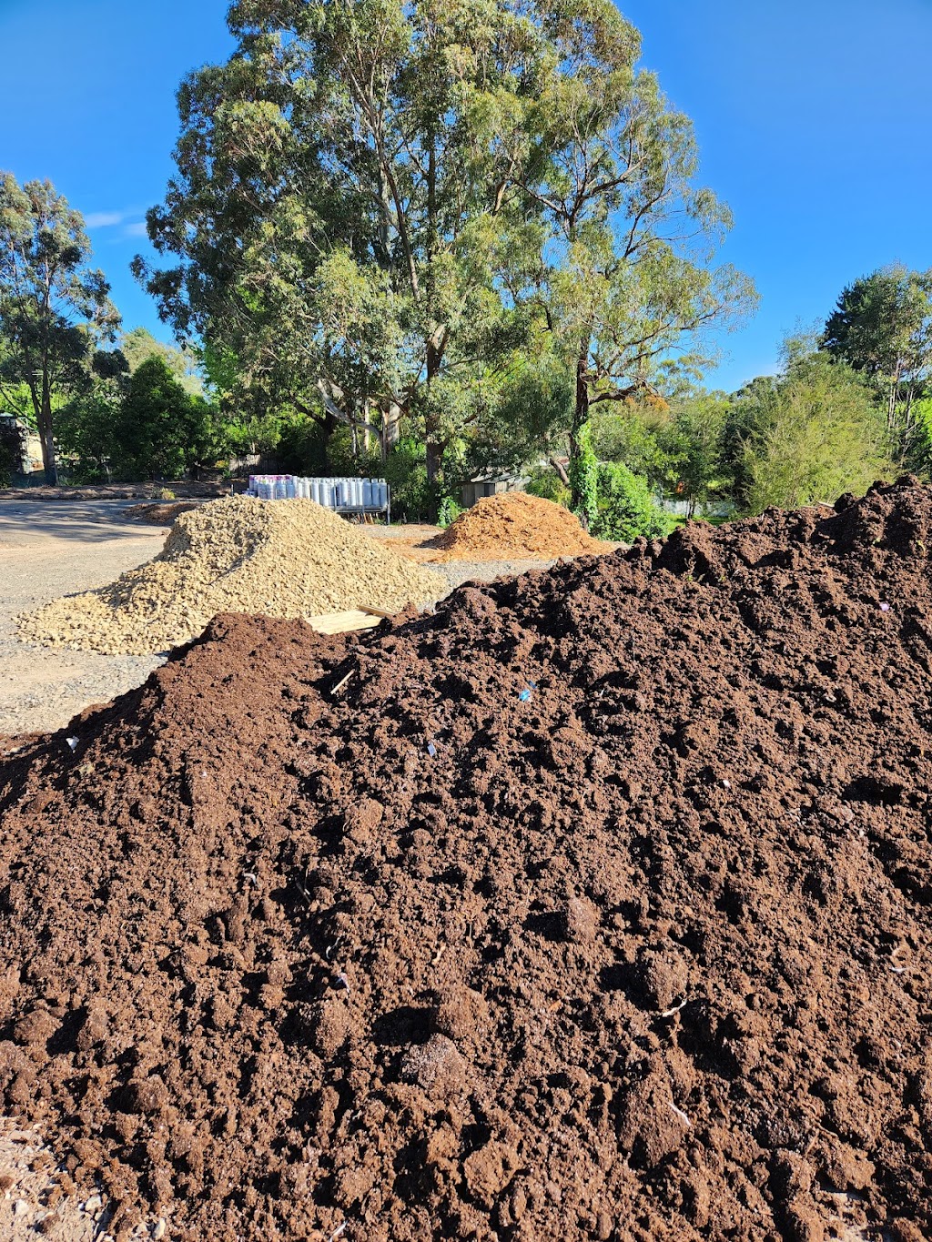 Bird in a Garden, Landscape and Garden Supplies. | 2687 Warburton Hwy, Yarra Junction VIC 3799, Australia | Phone: (03) 5967 1517