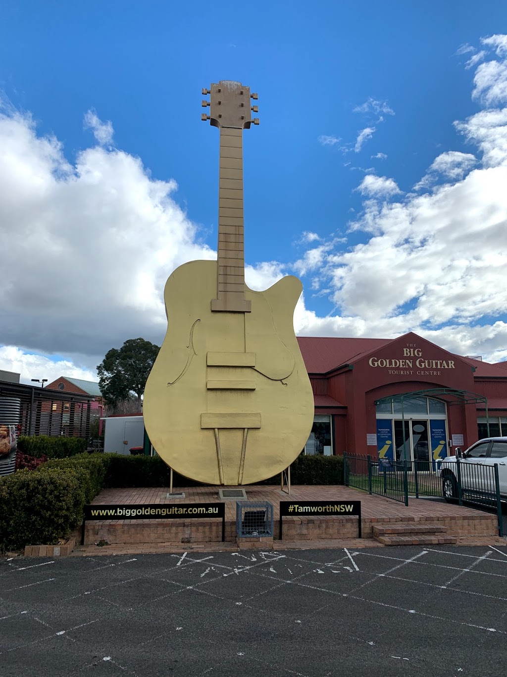 Golden Guitar Motor Inn | 2-8 The Ringers Rd, East Tamworth NSW 2340, Australia | Phone: (02) 6762 2999