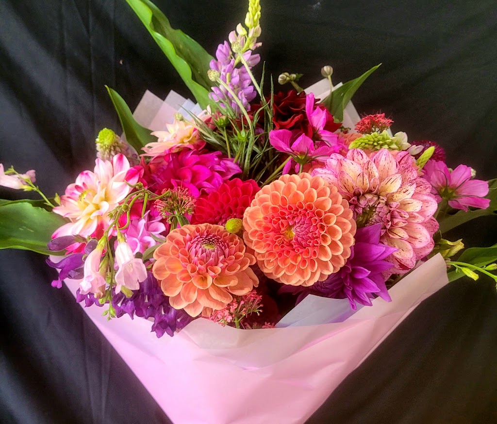 Beautiful blooms Guyra | 19 Lakeview Rd, Guyra NSW 2365, Australia | Phone: 0497 761 444