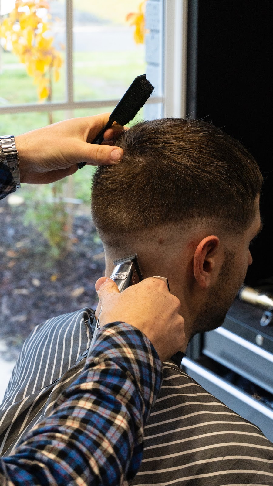 The Hair Bunker | 14 Carinya Dr, Gisborne VIC 3437, Australia | Phone: 0400 790 501