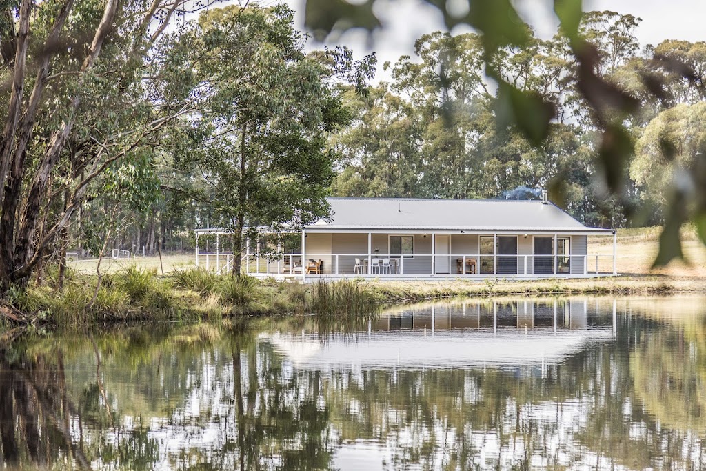 Paradise Valley Cottage and Lake in Spring Hill | 200 Paradise Valley Rd, Spring Hill VIC 3444, Australia | Phone: 0457 222 654