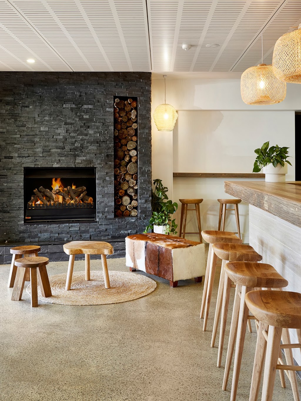 Zigis Bar at Flinders Hotel | bar | Cnr Cook &, Wood St, Flinders VIC 3929, Australia | 0359890201 OR +61 3 5989 0201