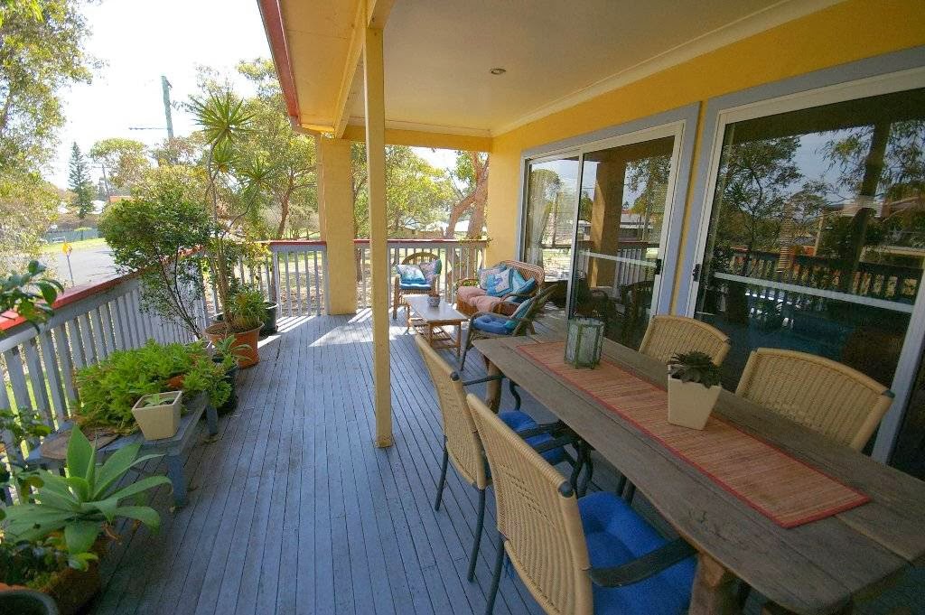 Surfside Retreat | real estate agency | 25 Old Bar Rd, Old Bar NSW 2430, Australia | 0421180821 OR +61 421 180 821
