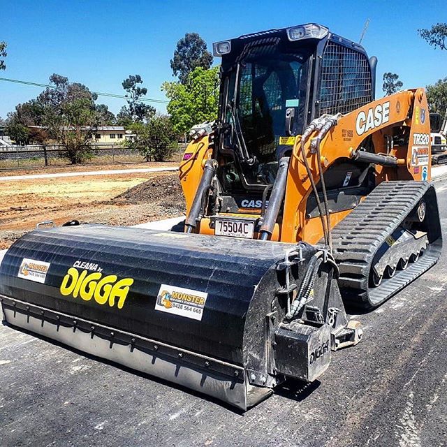 Monster Hire | 1039 Burncluith Hall Rd, Chinchilla QLD 4413, Australia | Phone: 0428 564 665