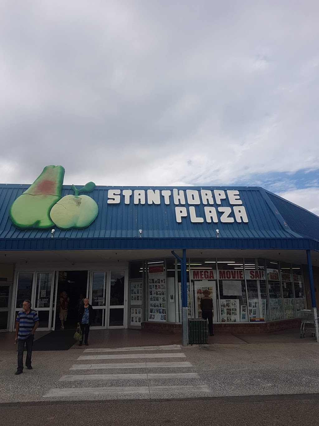 Woolworths Stanthorpe | supermarket | Cnr Lock And, High St, Stanthorpe QLD 4380, Australia | 0746819400 OR +61 7 4681 9400