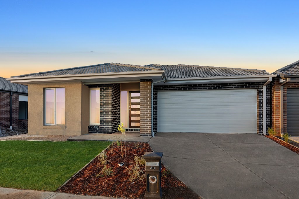 Peet Complete - Newhaven Display Home | 28 Voyager Bvd, Tarneit VIC 3029, Australia | Phone: 0488 863 304