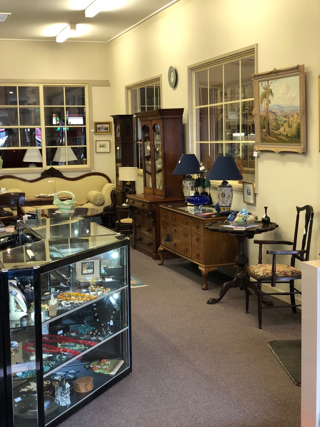 Broughton Antiques | home goods store | 118 Queen St, Berry NSW 2535, Australia | 0244641036 OR +61 2 4464 1036