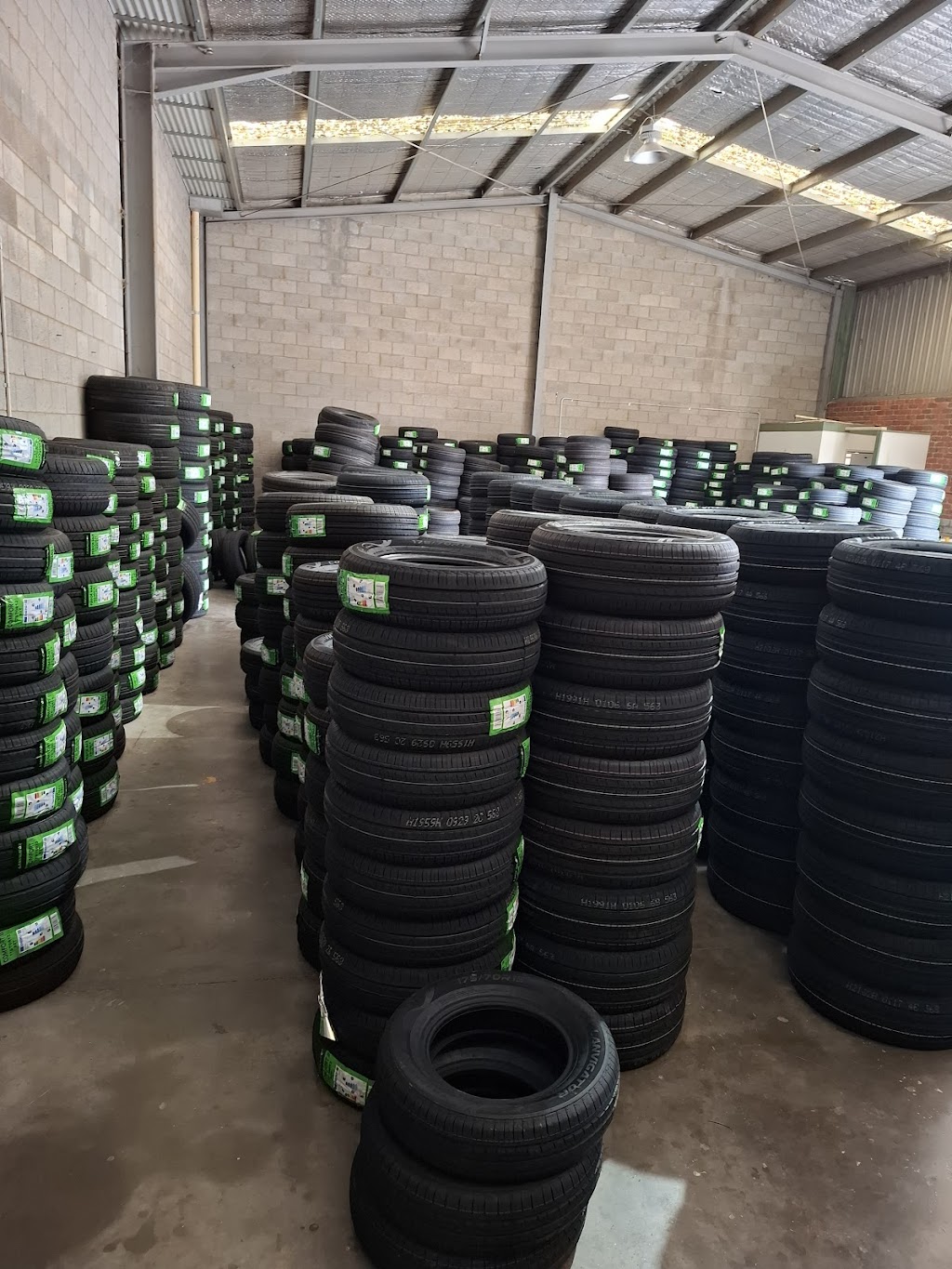 Ausvic Tyres | Unit 1/141 Chapple St, Wodonga VIC 3690, Australia | Phone: 0466 043 616