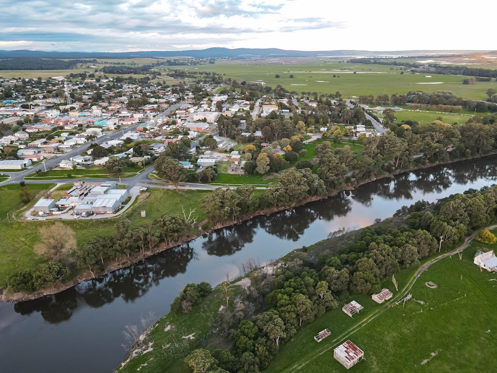 Luxe Homestay 1 to 4 Bedrooms // 6 OClock Shadows // Orbost | Duggans Rd, Orbost VIC 3888, Australia | Phone: 0434 230 530