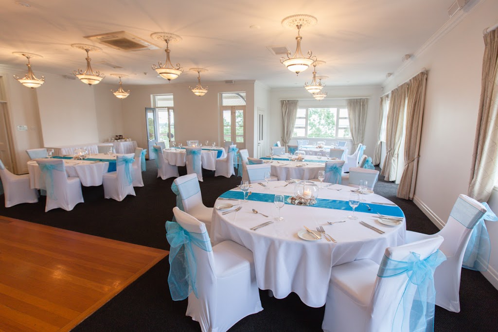 The Full Moon Hotel | 118 Eagle Terrace, Sandgate QLD 4017, Australia | Phone: (07) 3869 0544