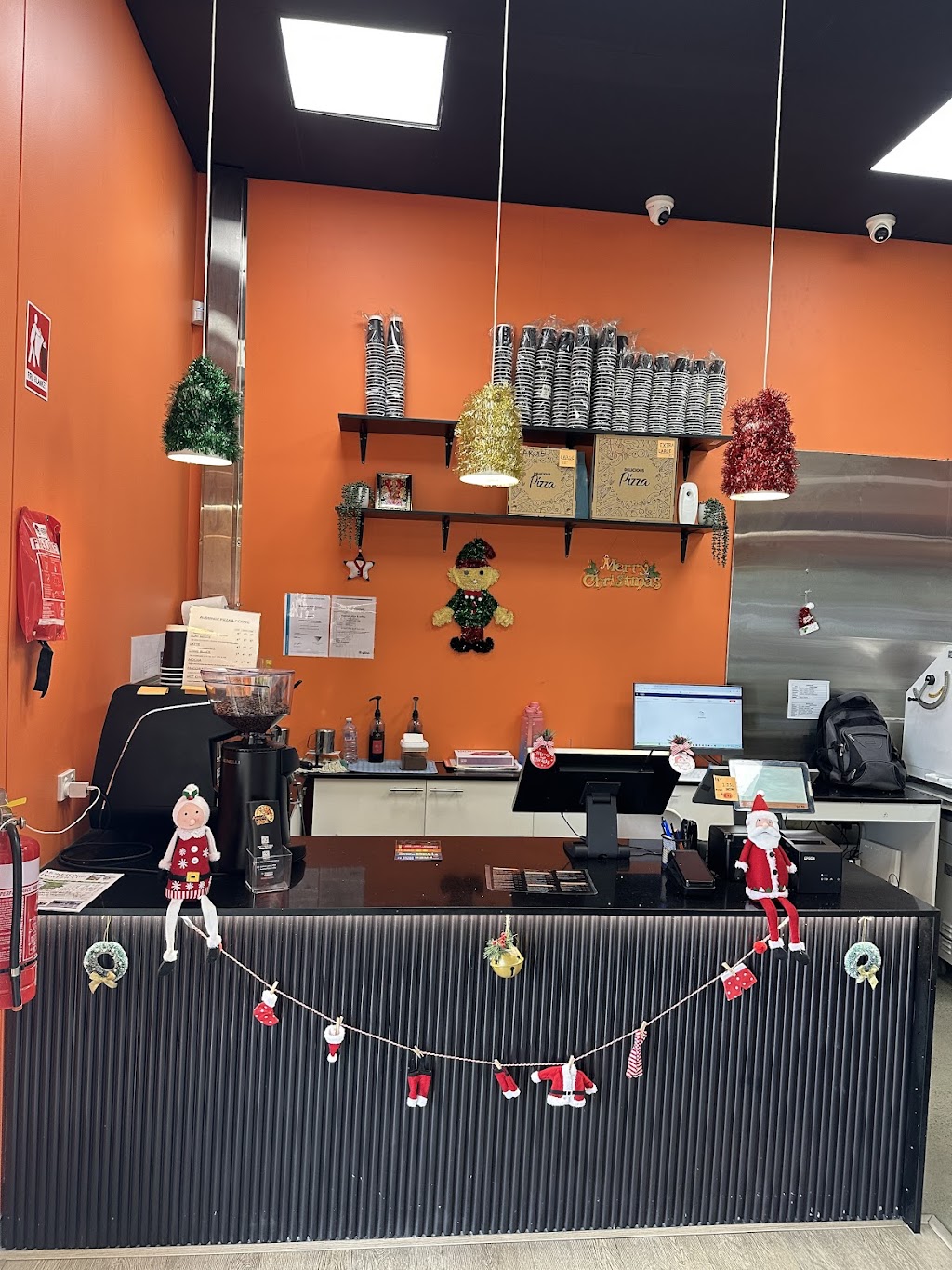 Aussinoz Pizza Walloon | Shop2/2 Queen St, Walloon QLD 4306, Australia | Phone: (07) 4660 5603