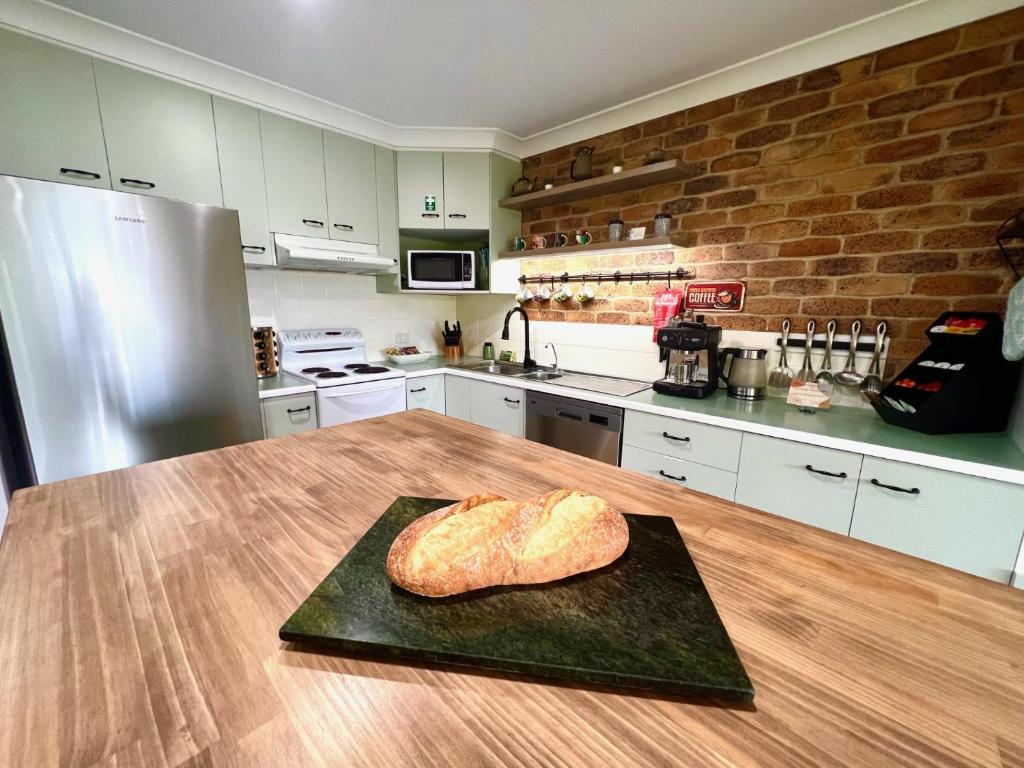Three Palms Kooralbyn | 17 Yulgibar Cl, Kooralbyn QLD 4285, Australia | Phone: 0400 659 006
